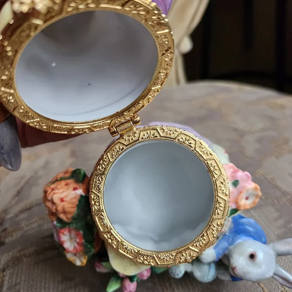 Vintage CWC Bunny Spring Hinged Trinket Box, Gardening Rabbit w Baby, Flowers - Picture 10 of 12